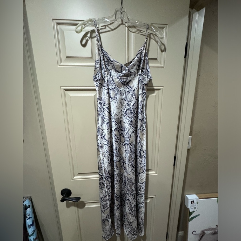 Good used condition silky mid dress. Sz m - Picture 3 of 12